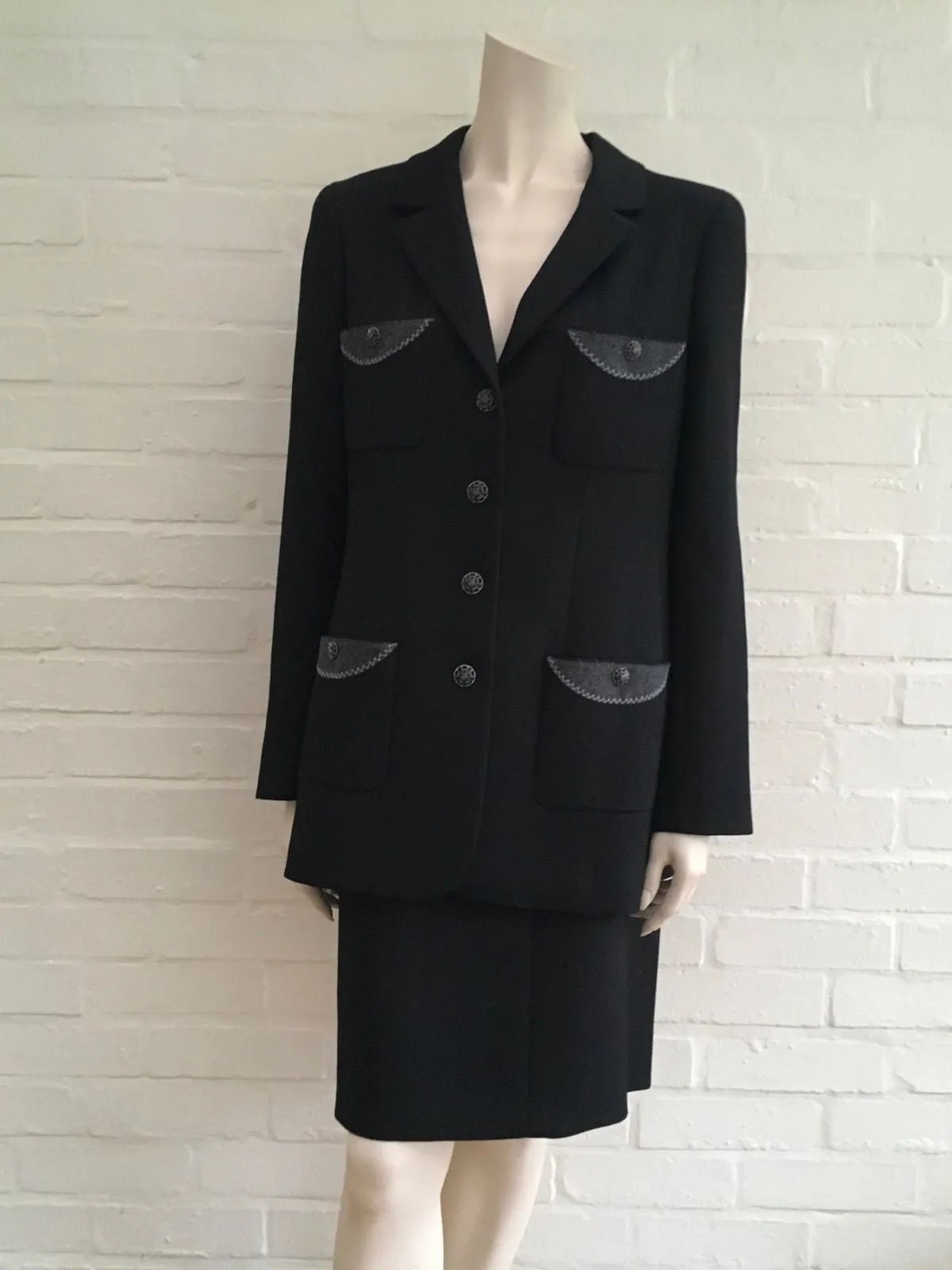 Amazing Chanel 08A Black Wool Jeweled Iconic 2-piece skirt suit F 44 UK 16 US 12  Ladies