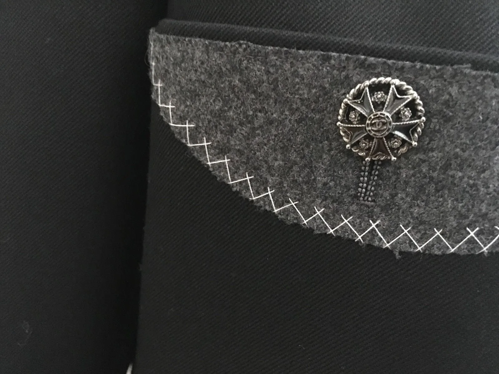 Amazing Chanel 08A Black Wool Jeweled Iconic 2-piece skirt suit F 44 UK 16 US 12  Ladies