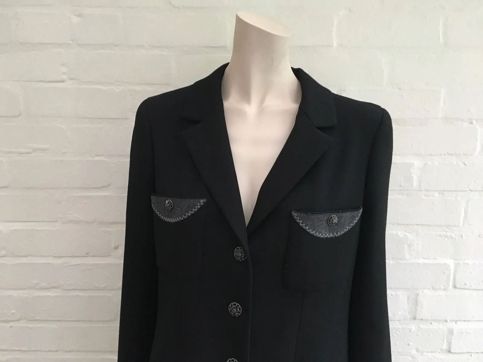 Amazing Chanel 08A Black Wool Jeweled Iconic 2-piece skirt suit F 44 UK 16 US 12  Ladies